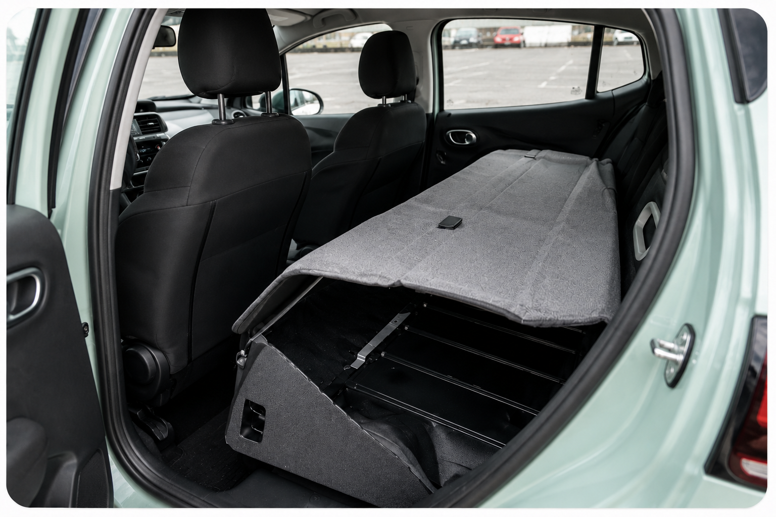 Intérieur Citroën C3 avant transformation — 2 places, trappe ouverte